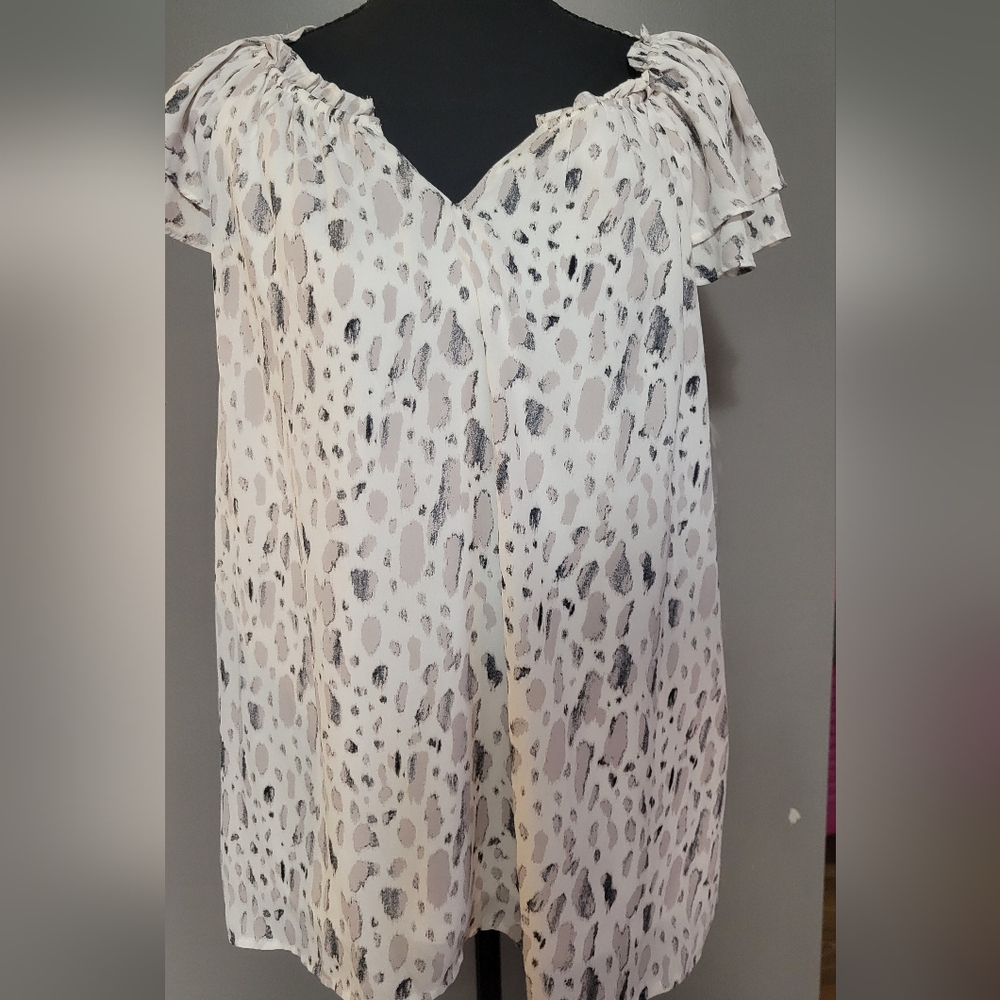Women's Cream Animal Print Ruffle V-Neck Top XL